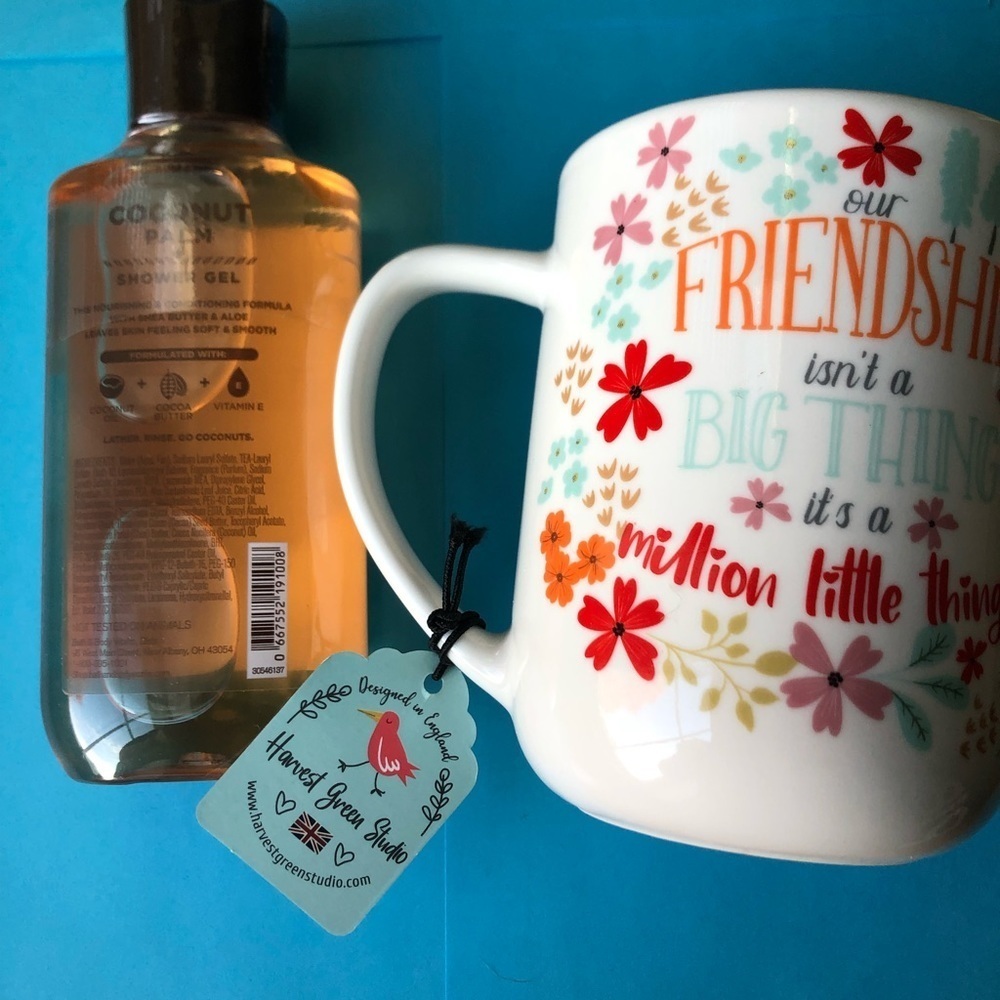 Holiday gift mug and shower gel - Picture 3 of 8
